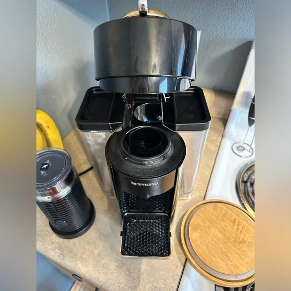 Selling my Nespresso Evoluo Piano Black & Aeroccino3 Milk Frother